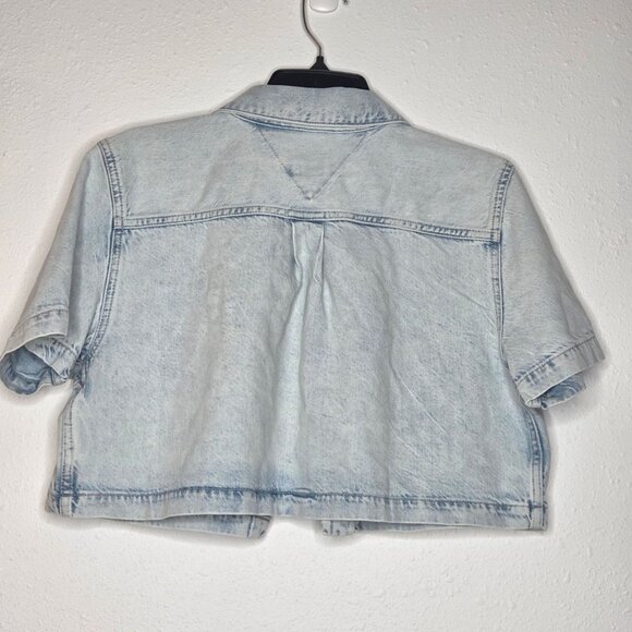 NWT Tommy Jeans Women's Cropped Short-Sleeve Denim Shirt - DENIM ULTRA LIGHT - Picture 2 of 5